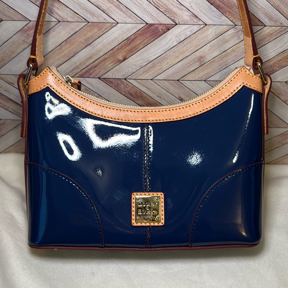 Dooney & Bourke shoulder bag. Navy.